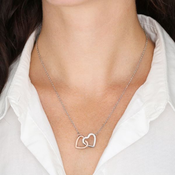Interlocking-Hearts-Necklace-Model-min (2)